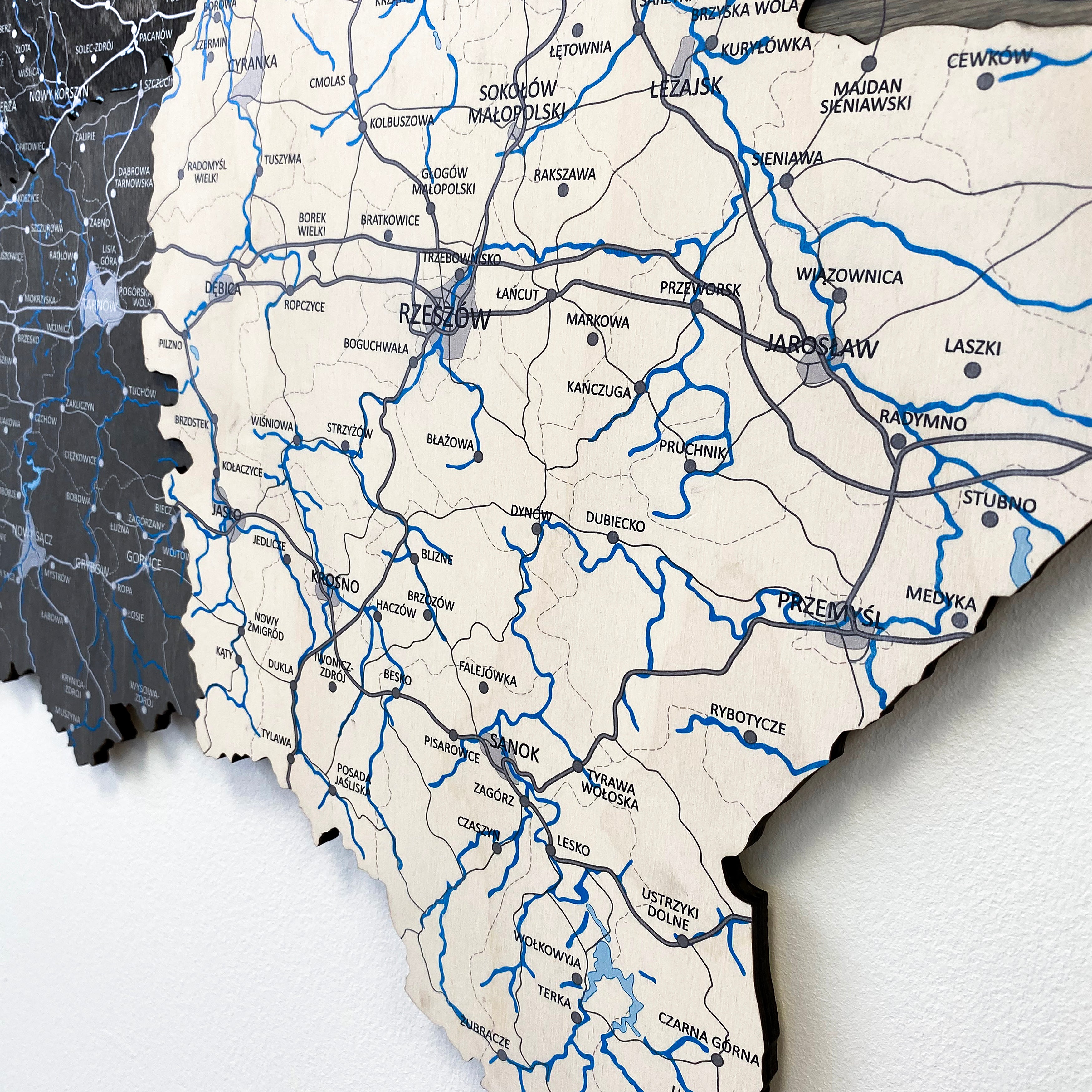 3D drewniana mapa Polski Monochrome z widokiem na detale i drogi w regionie Rzeszów
