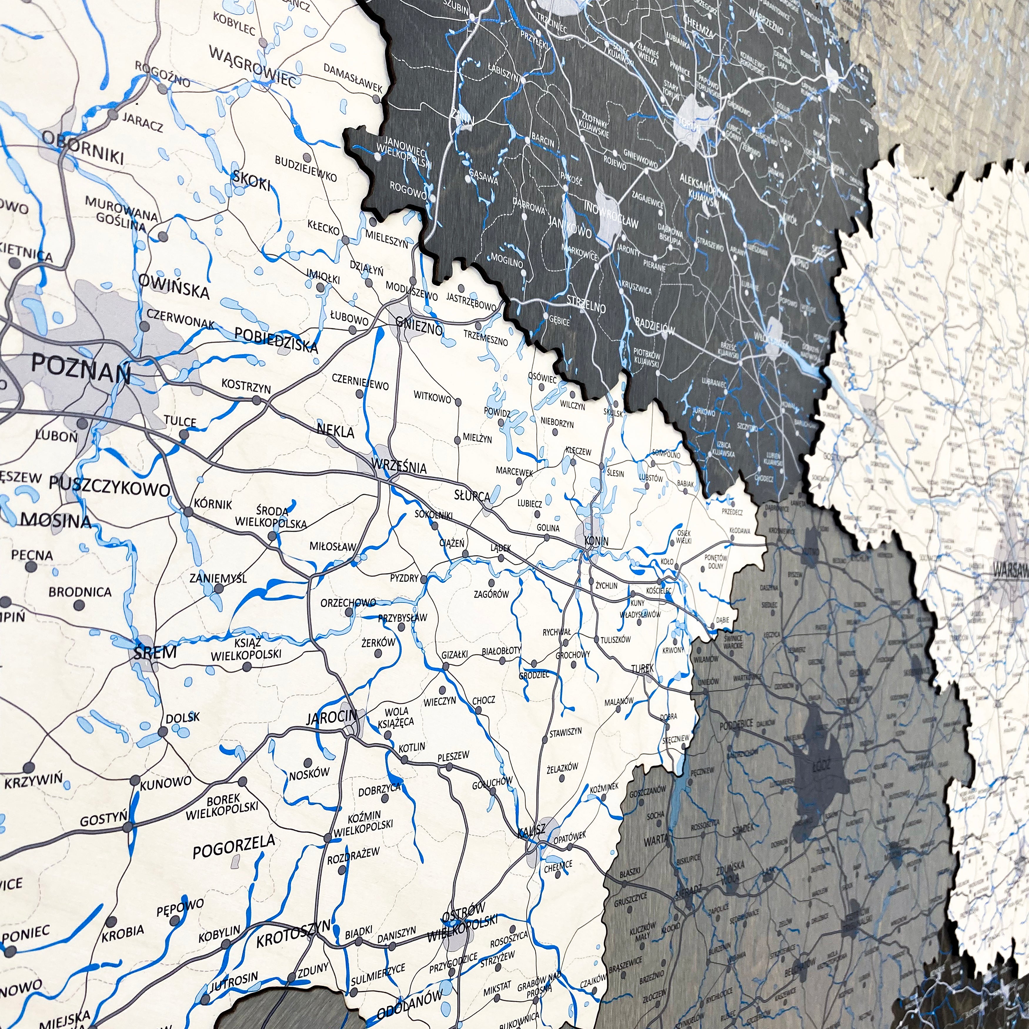 3D drewniana mapa Polski – Monochrome, przedstawiająca szczegóły geograficzne i regiony w nowoczesnym stylu.