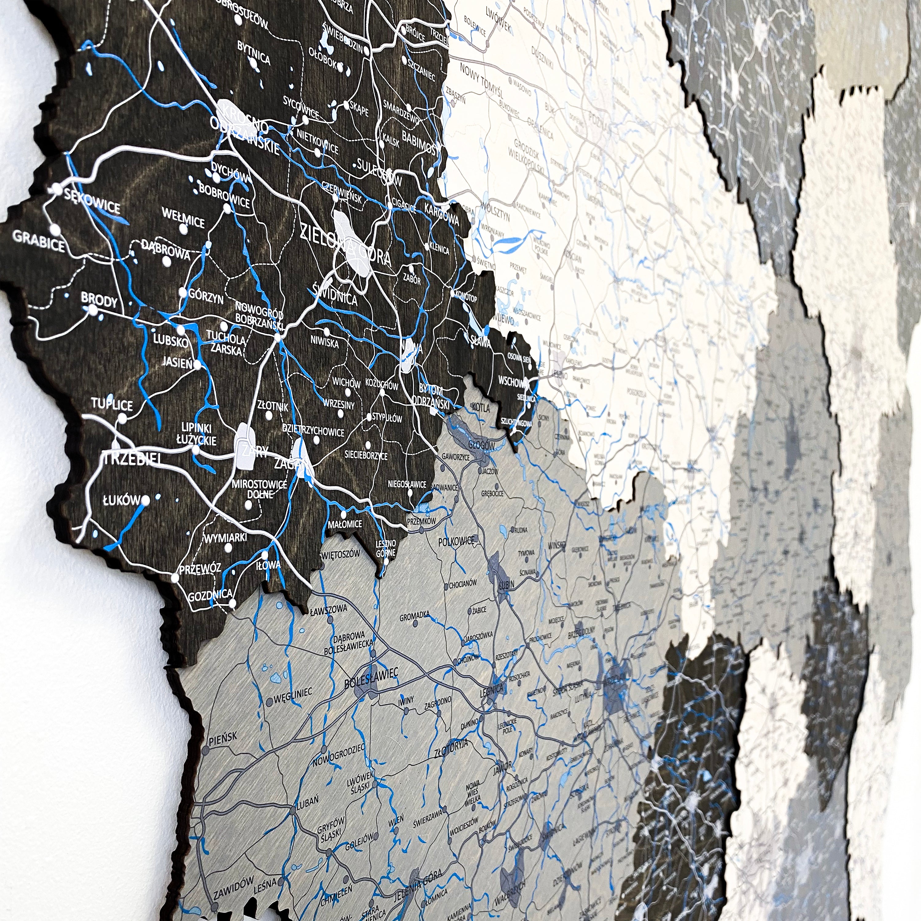 3D drewniana mapa Polski w kolorze Monochrome, elegancka dekoracja na ścianę, wykonana z drewna.