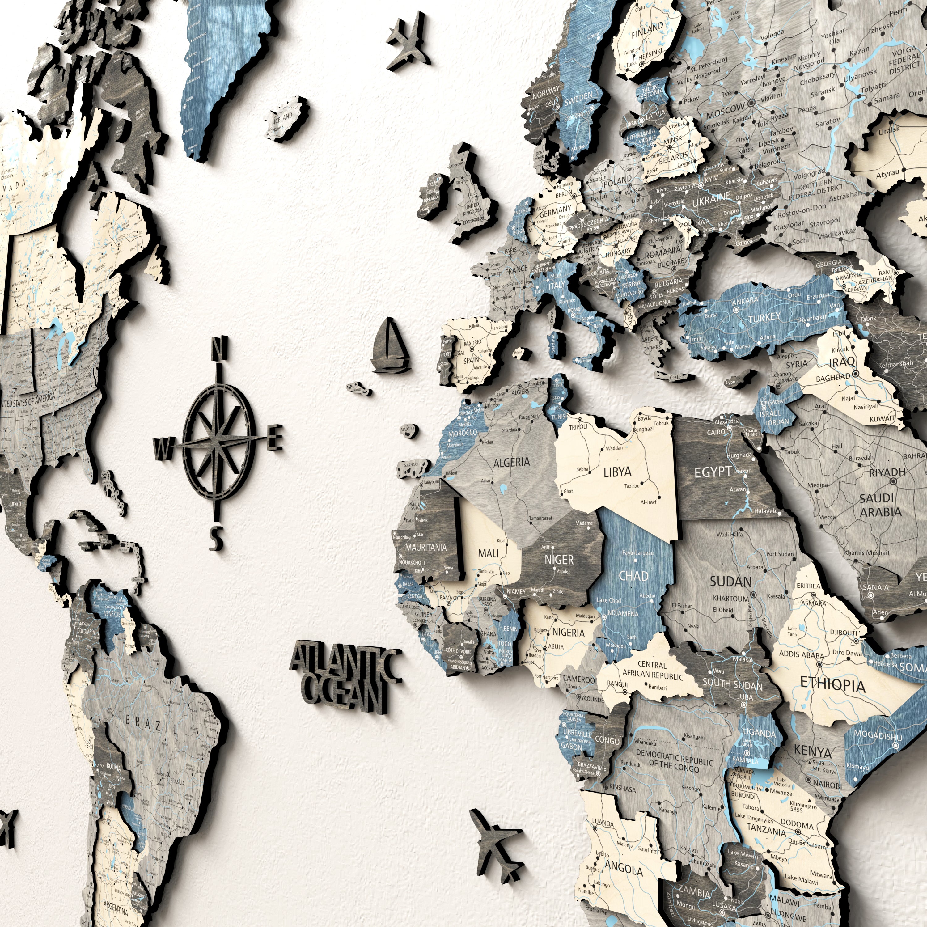 Drewniana Mapa Świata 3D na ścianie, szczegółowy widok kontynentów i oceanów w dekoracyjnym stylu.