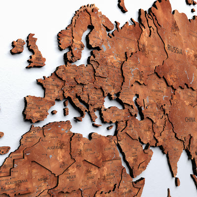 Drewniana mapa świata 3D „Cooper” z detalami geograficznymi w odcieniach brązu i szarości.