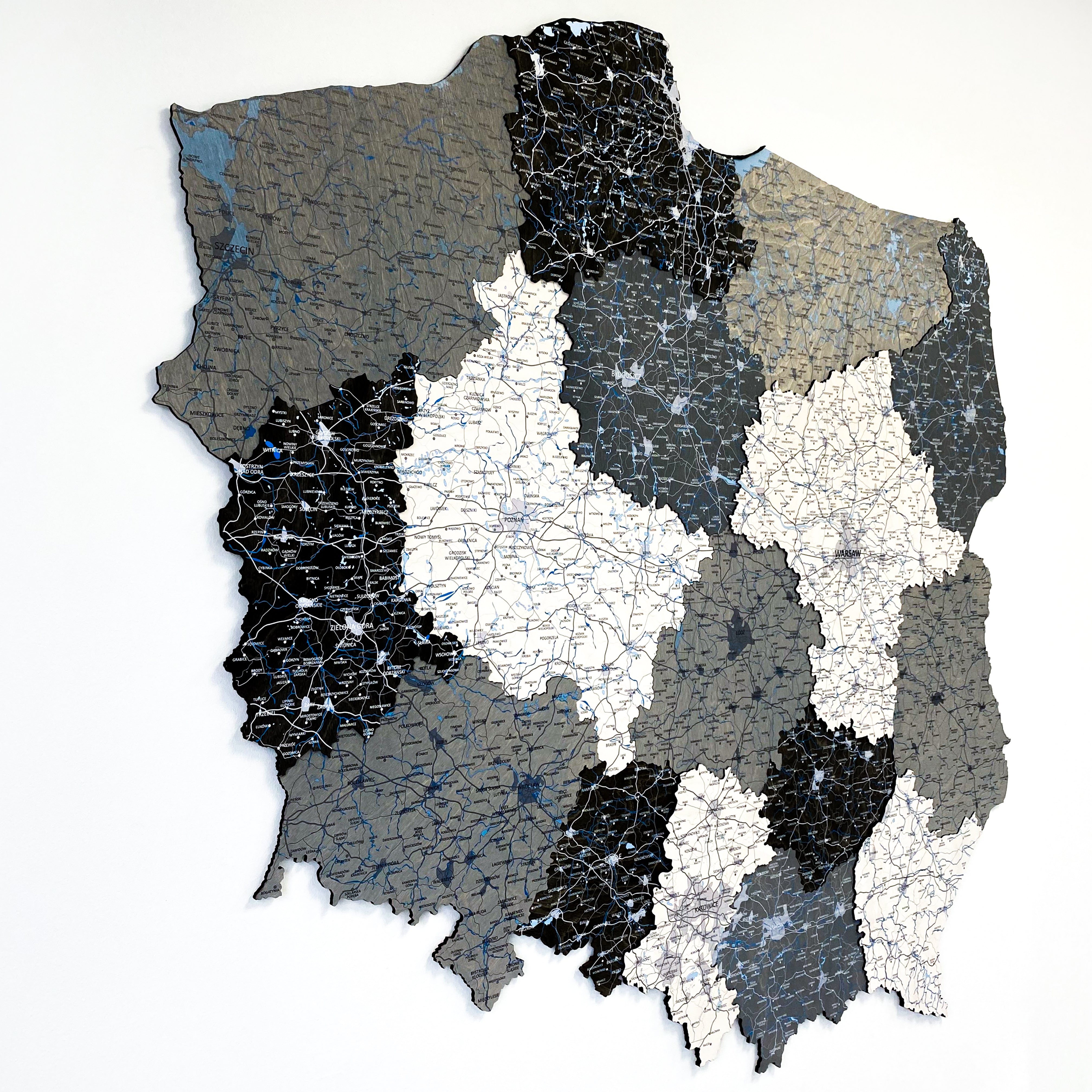 3D drewniana mapa Polski w kolorze Monochrome, elegancka dekoracja ścienna z drewna.