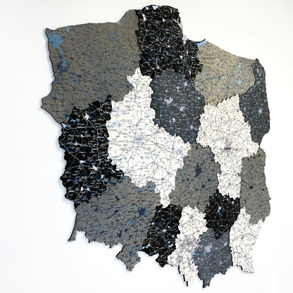 3D drewniana mapa Polski w kolorze Monochrome, elegancka dekoracja ścienna z drewna.