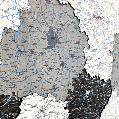 3D drewniana mapa Polski w kolorze Monochrome, szczegółowy widok na mapę z drogami i miastami.